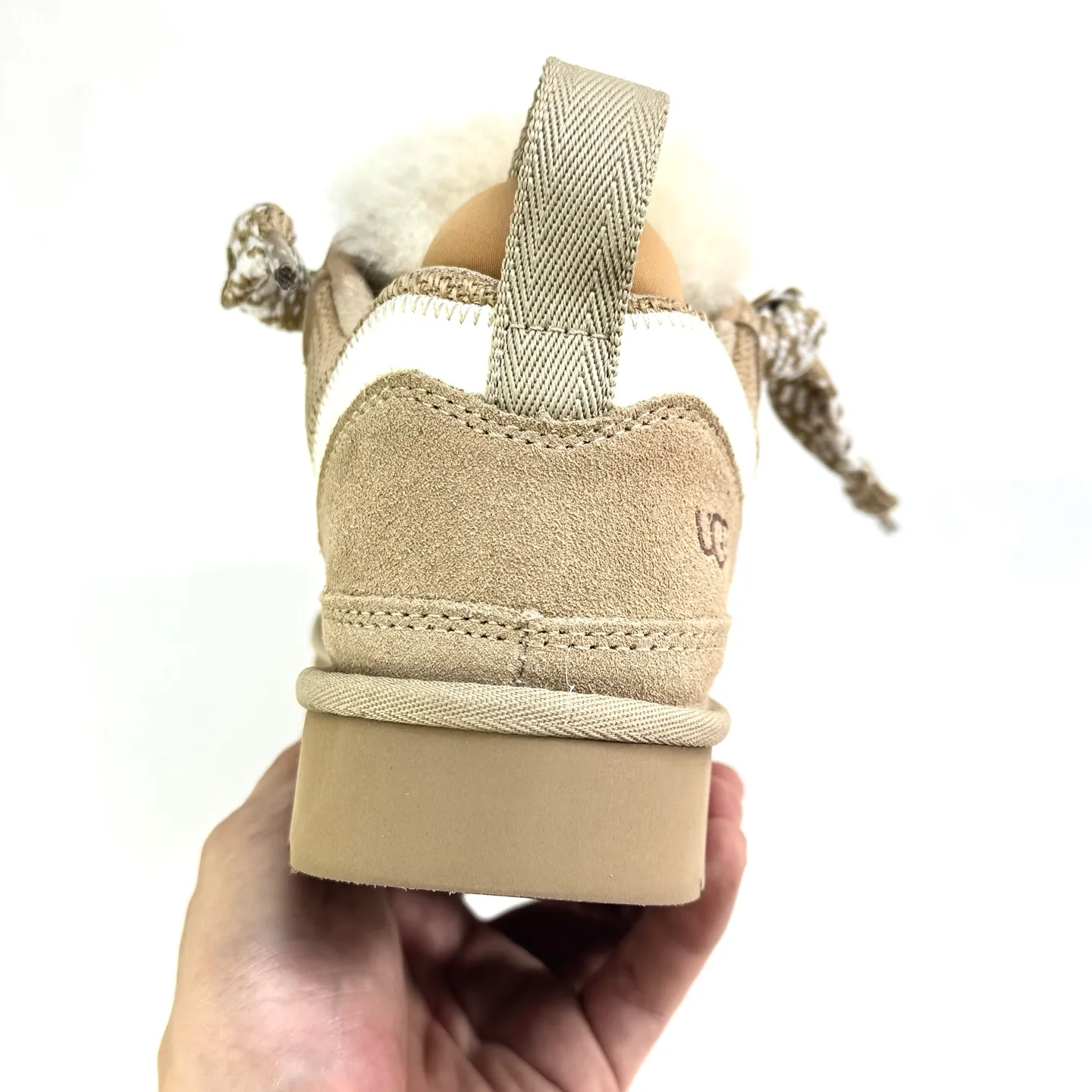 Local 💰600 supports stocking. Platform operation #UGG｜Low top 4032 Mel casual shoes, upper design, recycled ballistic canvas mesh, high-quality suede upper, two-color flat shoelaces. The inner material of the shoe is made of Longfeng sheep fur. The fur lining keeps warm and locks in temperature. The sole material is comfortable Treadlite by #UGG #EVA. Light wing outsole. Size: 35 36 37 38 39 40